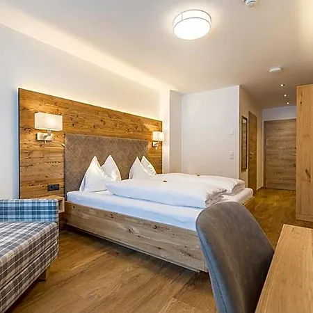 Ξενοδοχείο με διαμερίσματα Ofentuerl Alpine Living 4*