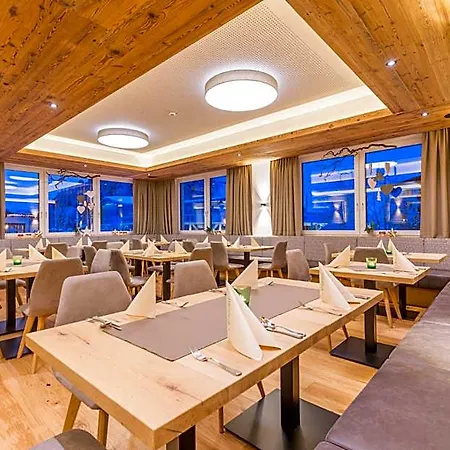 Ξενοδοχείο με διαμερίσματα Ofentuerl Alpine Living 4*