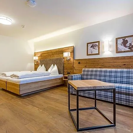 Ξενοδοχείο με διαμερίσματα Ofentuerl Alpine Living 4*