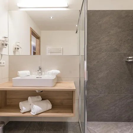 Ξενοδοχείο με διαμερίσματα Ofentuerl Alpine Living Φλαχάου